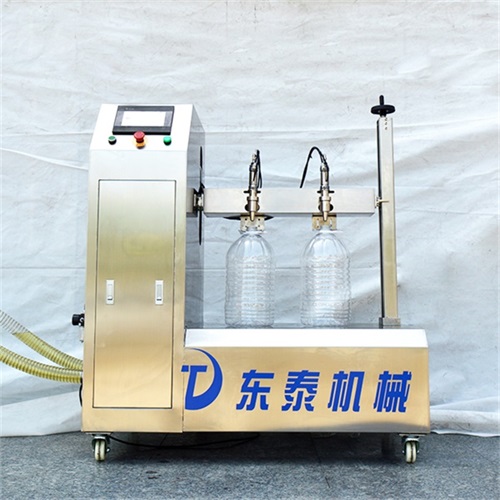 半自動(dòng)食用油灌裝機(jī)的精致何在？看下面